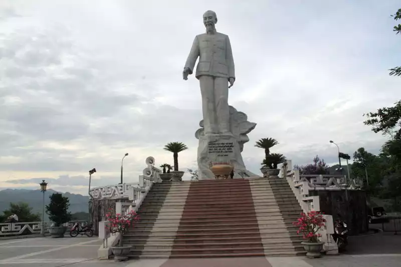 Tượng đài Bác Hồ tại Nhà máy Thủy điện Hòa Bình